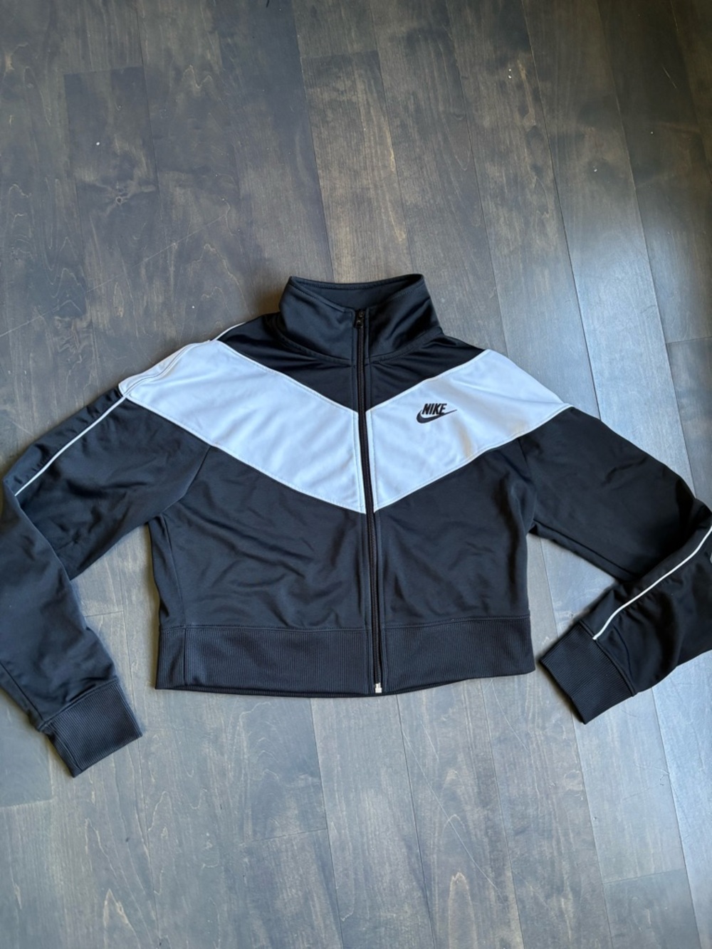 Nike Women’s Black & White Cropped Zip Jacket Size Medium